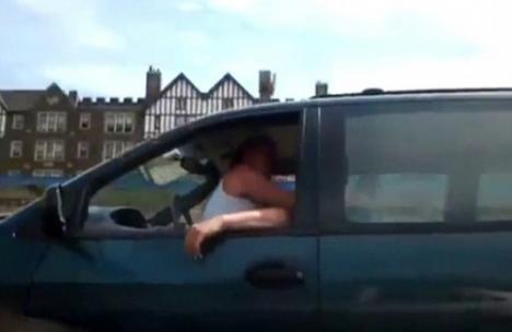 Fără inhibiţii: Un cuplu a fost filmat făcând sex în maşină pe autostradă (VIDEO)